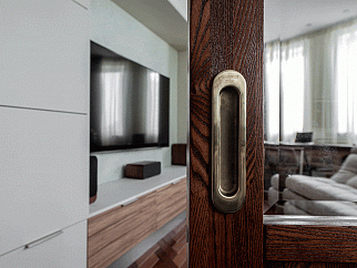 Раздвижная перегородка из массива дуба, стекло прозрачное, цвет - красное дерево